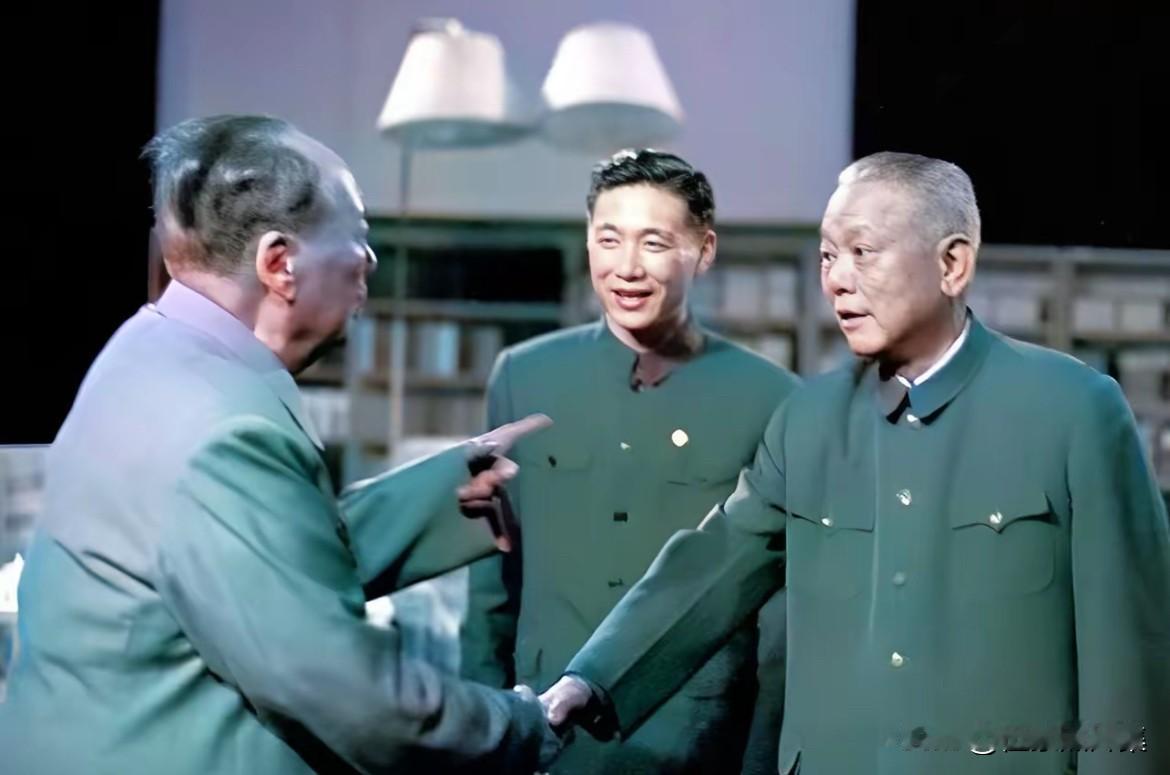 1974年，毛泽东主席与李先念同志握手的老照片。早在1954年陈云推荐李先念任财