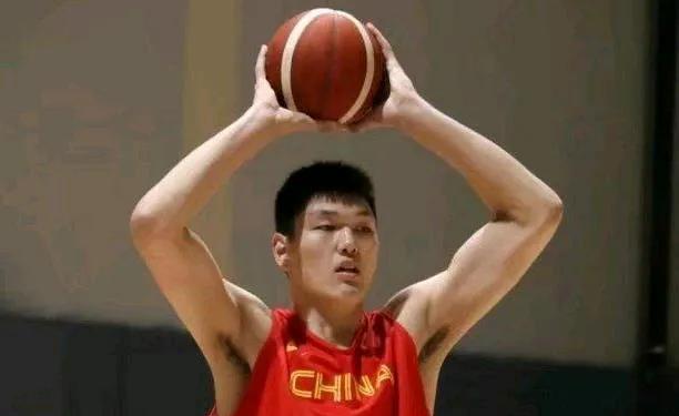 别把刘传兴与球场上的那些恶人划等号。我对刘传兴的印象是：魁梧、强悍、面善、憨厚