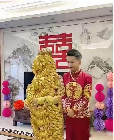 这婚礼也太夸张了吧，直接把全身裹满了……​​​