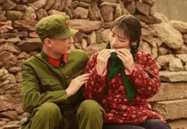 1968年，知青朱启龙参军出发前夜，他的女友解开衣衫，誓言：“不论多久，都会等你