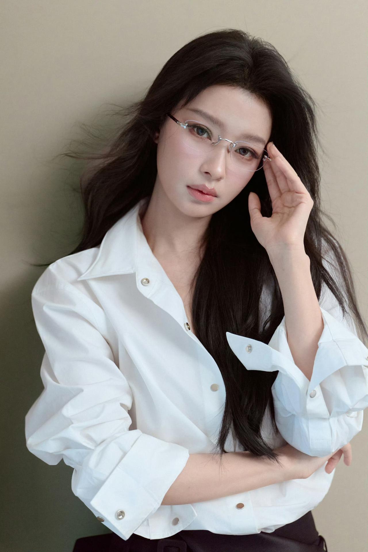 经典黑白碰撞出满格气场😘孙怡
