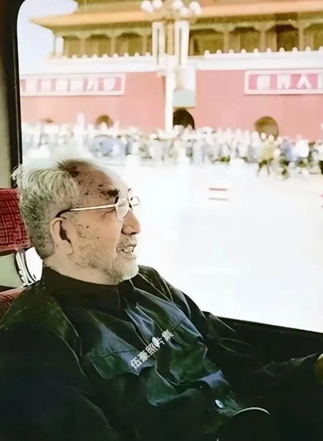 这张是晚年的徐向前元帅，经过天安门广场，留下十分珍贵历史瞬间