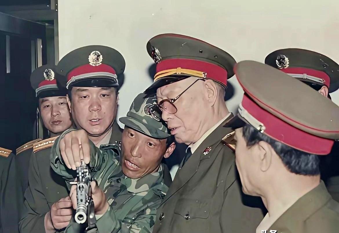 就这张照片，你第一眼看到了啥？一个满头白发的老将军，在听一个穿着迷彩服的年轻人