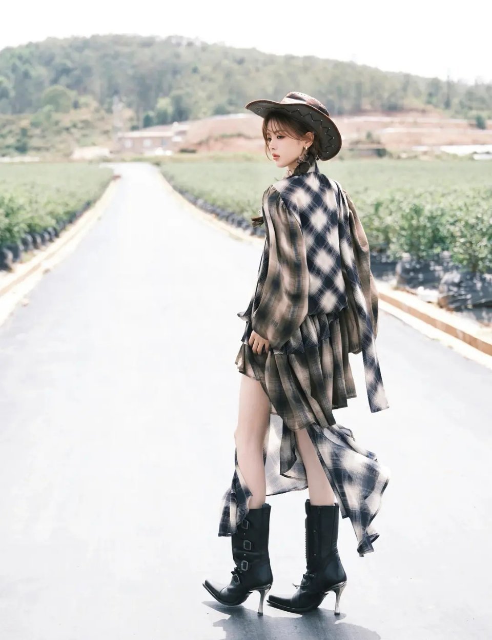 杨超越这鞋我真的不懂了，感觉好难看