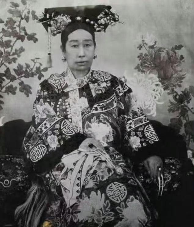 AI太强大了，完全还原了慈禧太后年轻时的样子，相似度高达99.9%！大家看，让