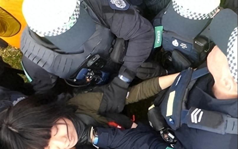 真是活该！2021年炮制“新疆棉事件”的许秀中在澳大利亚高喊“反华”口号，被警方