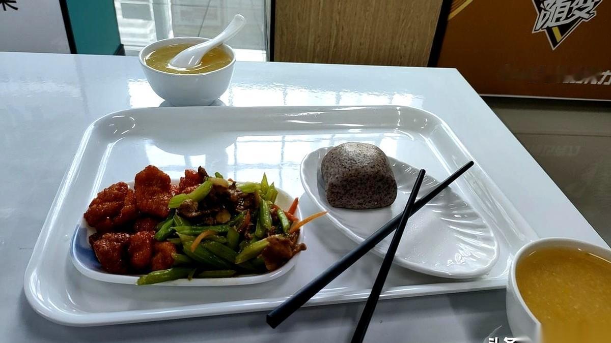 我合租的那个男生，一听到我回家的钥匙声，他房间门缝下的光，立刻就灭了。他就待在