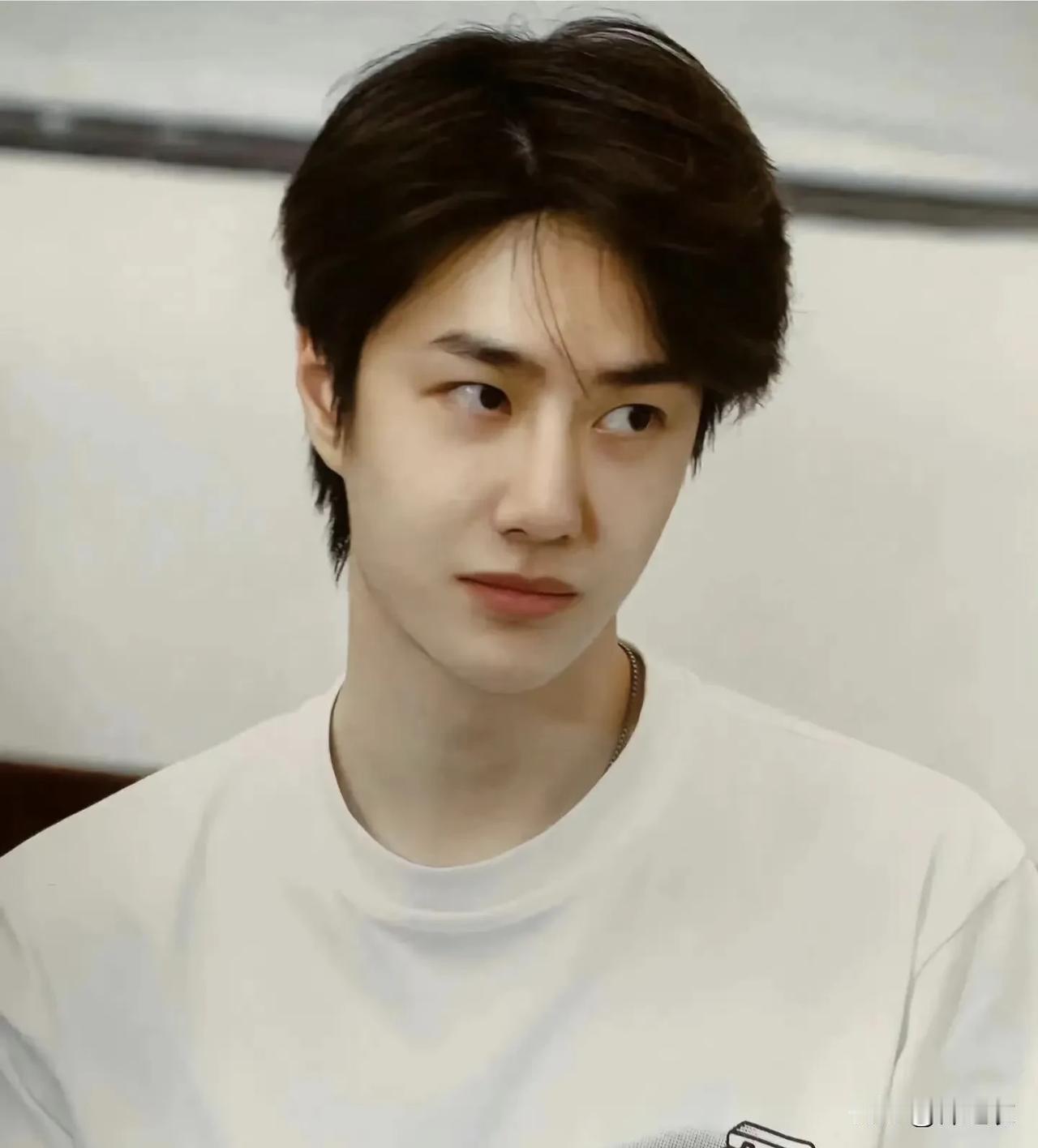 王一博这个艺人我一直觉得他很神奇，作为一个顶流，但是他很自由，真的好自由。他