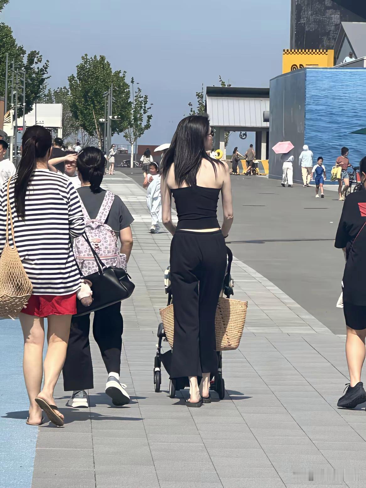 跟着的两个，应该是何穗家里的带娃保姆吧？