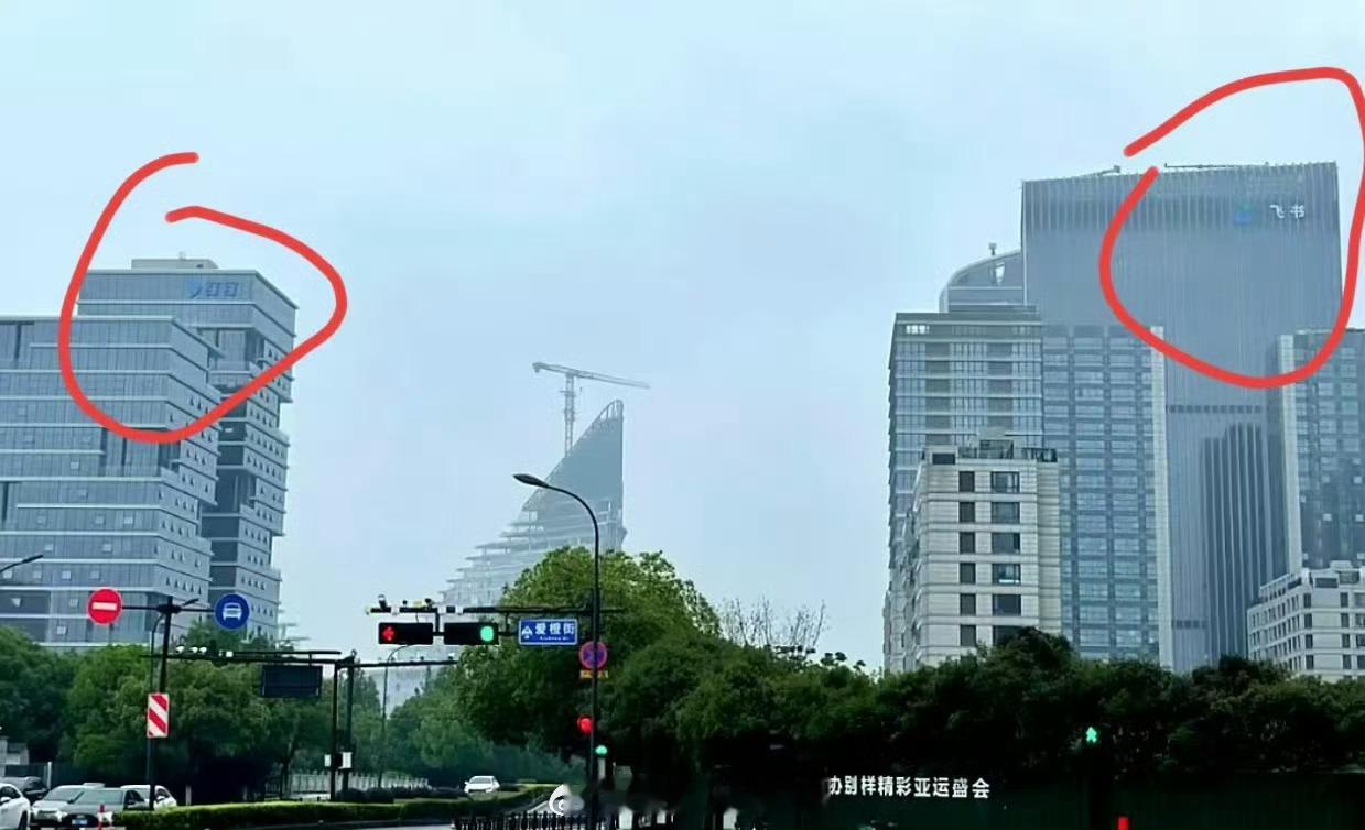 抖音集团logo换成飞书了，现在钉钉和飞书大楼面对面，贴脸开大[吃瓜]​​​