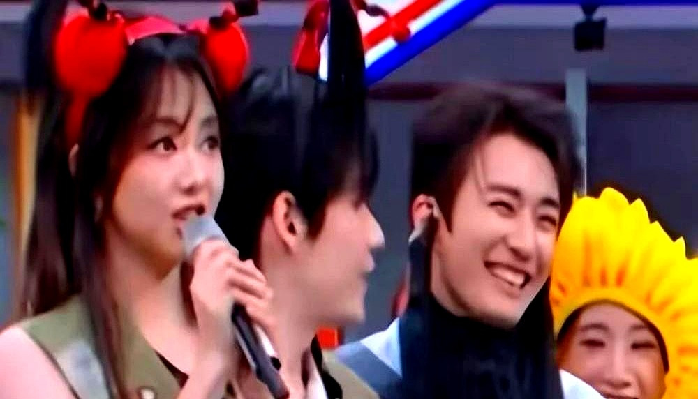 导演喊了“卡”，刘学义还盯着谭松韵傻乐，嘴角咧得收不回来，眼神拉丝拉得现场工作人员都看不下去就因为人