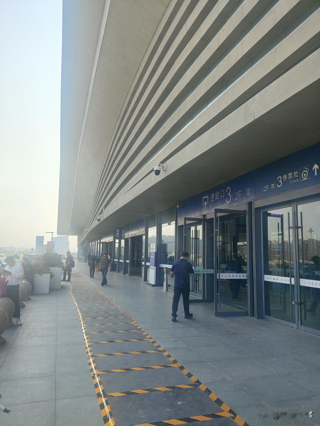 00后饭搭子赶车翻车？意外解锁大连北站隐藏玩法！昨天，00后饭搭子老家有急事