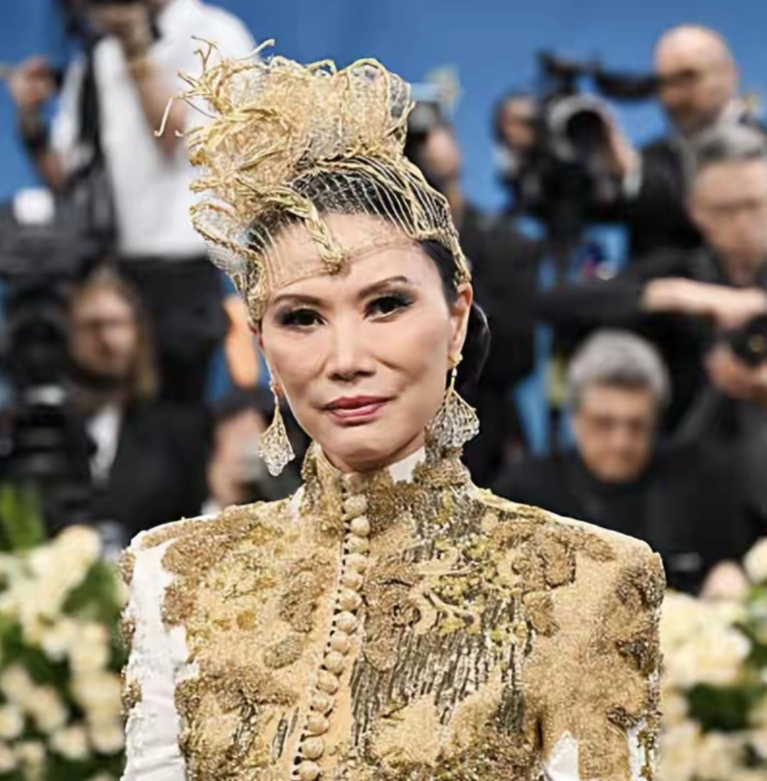 欧美人的口味有多重？你看56岁的邓文迪满脸横肉，脸上没有一点善意，怎么还有那么多