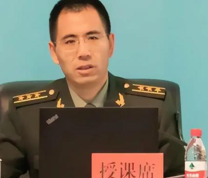 内蒙古一光棍收养两个月大男婴，含辛茹苦把他养大。40年后，男孩当上了武警上校军官