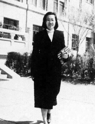 1964年4月，邓小平视察兰州504厂，一家对外绝密的铀浓缩工厂，在车间角落，他