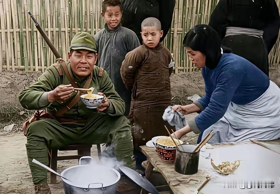 日本鬼子在小吃摊吃馄饨的画面，其实都是它们精心摆拍表演的画面，拍摄这张照片的地点
