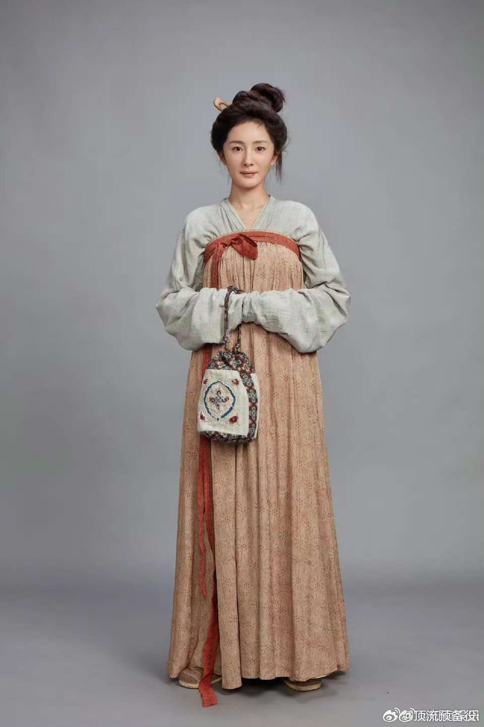 杨幂郑玉婷定妆照“即使不化妆也还是很漂亮”是的我们幂幂就是这样的[大笑][大笑]