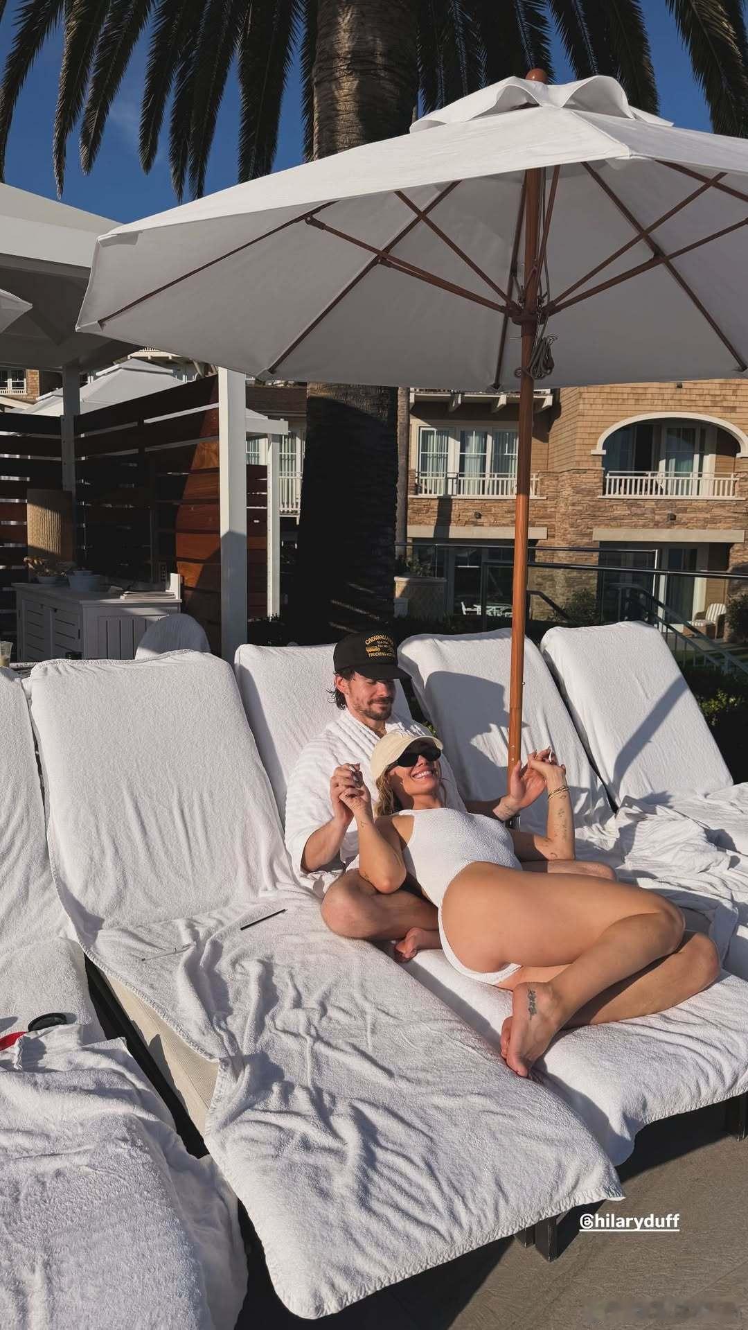 Hilaryduff希拉里达芙和老公Matthewkoma带娃度假，两口子躺