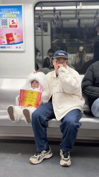 笑不活了！广东，一地铁上，女儿和爸爸坐在一起，女儿手里拿着“好孩子”奖状，一直举