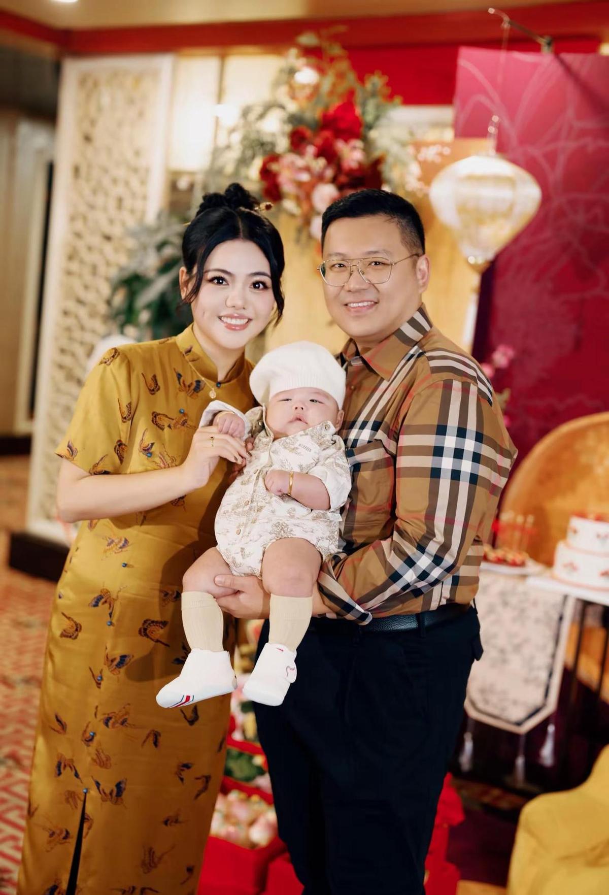 天津爸妈真会玩，百天宴不光是吃饭，还得拍大片。孩子满月了，家里忙得热火朝天，但