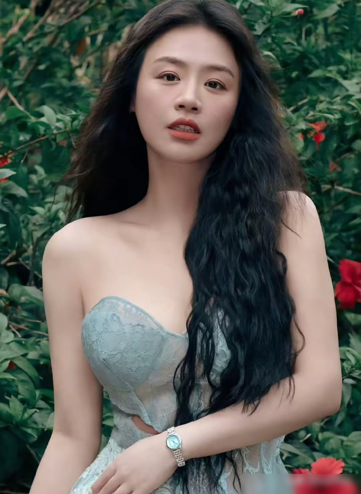 别再替马思纯惋惜什么前任了，人家现在狂瘦50斤，压根没空生孩子。最近她穿灰绿蕾丝长裙亮相，美到发光。