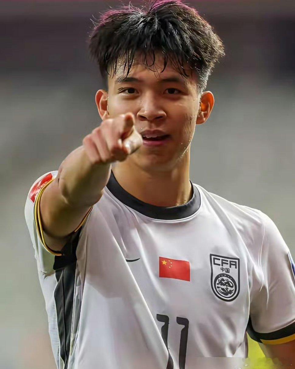 王钰栋选留中超，一点都不意外。中超给的是税后300万顶薪，本土球员天花板。德