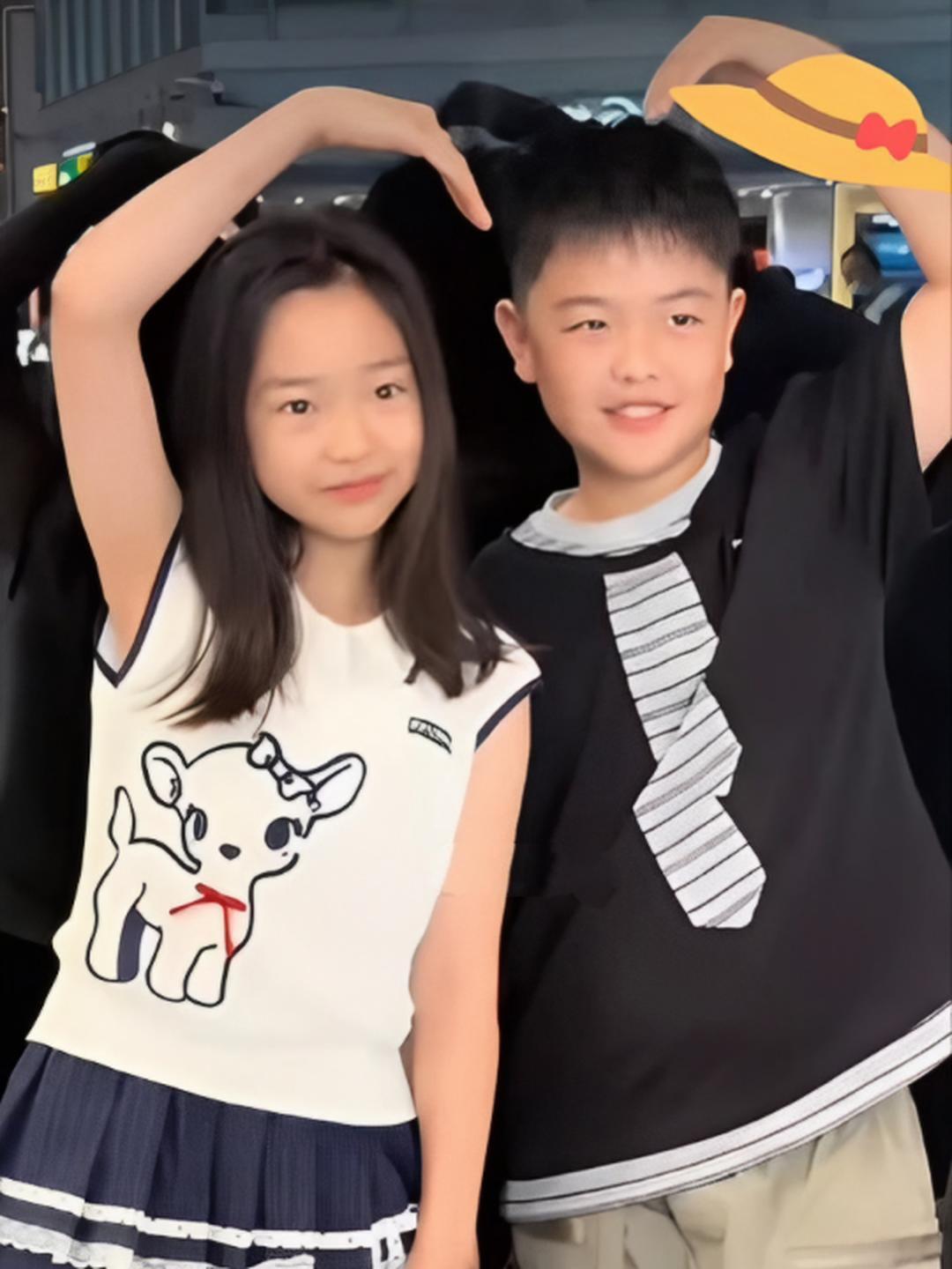 董璇女儿小酒窝和佟丽娅儿子朵朵一起现身北京机场，两个星二代小小年纪都星味十足！