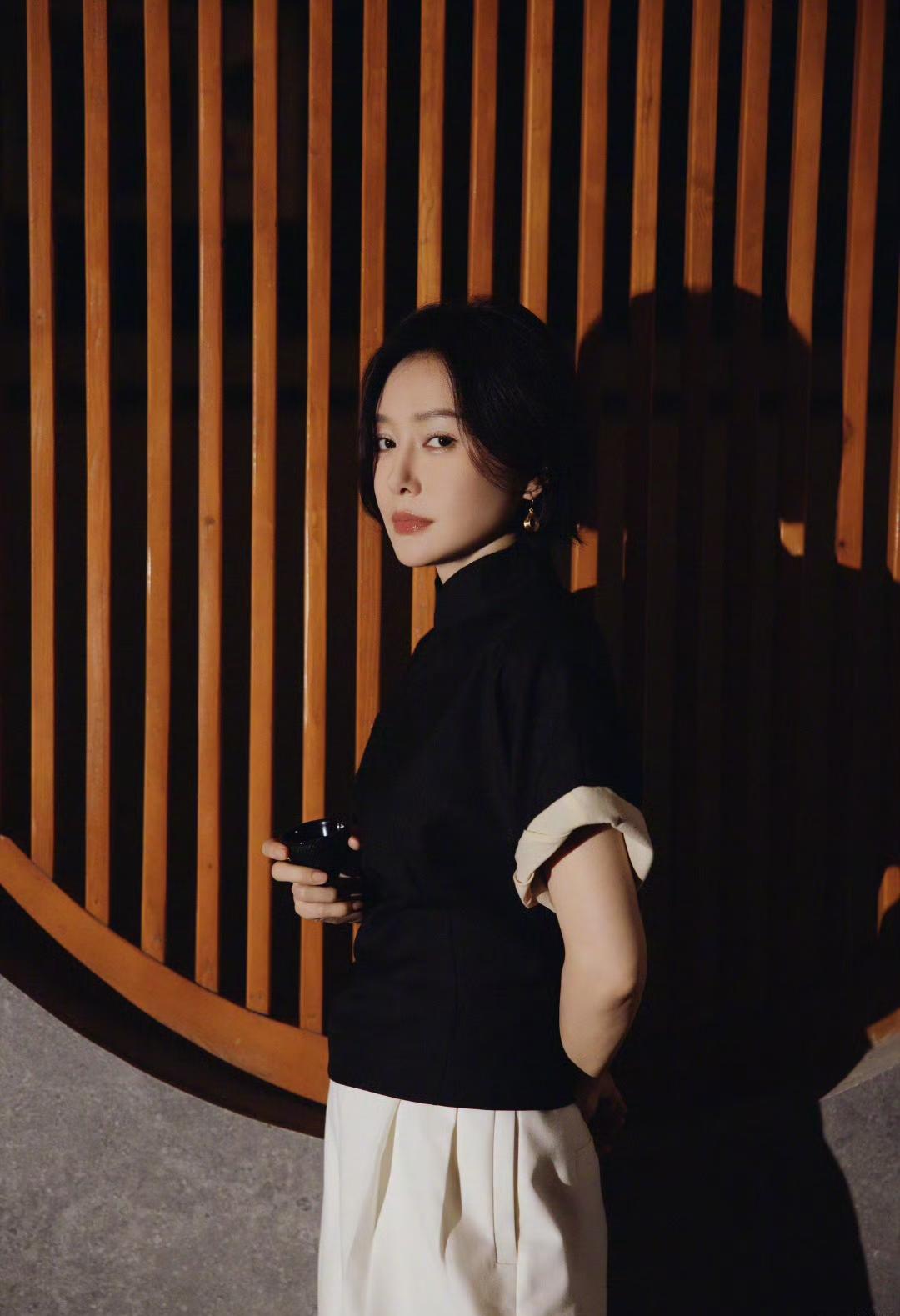 郭德纲的“捧哏”要换人了？秦岚当场放话：我肤白貌美大长腿，身材S型，不比于谦老