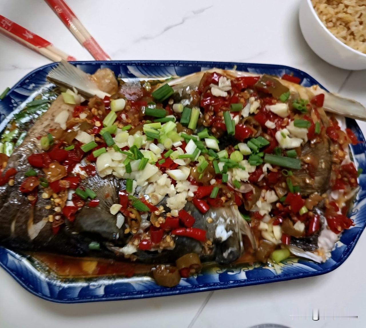 一条鱼做出两道菜，一鱼两吃，简简单单干了两碗饭。今天去菜市场买了一条新鲜的
