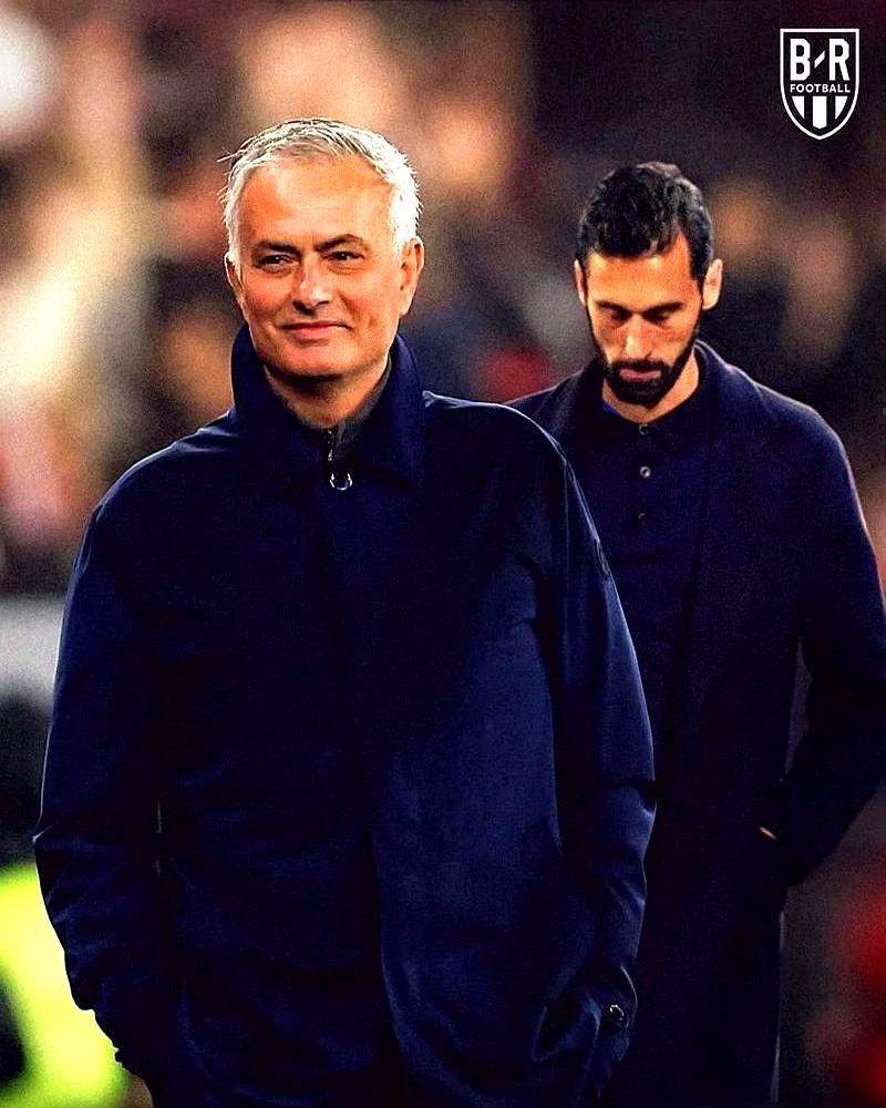 200个球迷堵在训练基地门口，举着牌子要他滚蛋。穆里尼奥没躲，走出来直接面