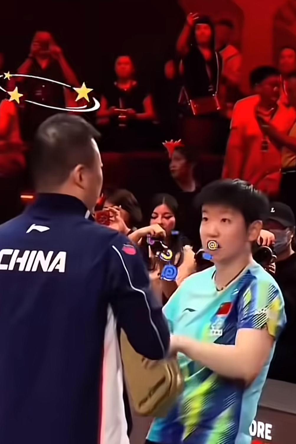 莎莎发火了！马琳：莎莎，别急消消气。莎：不行！马琳：为啥？莎：我就