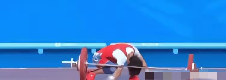 全运会赛场上发生严重意外！福建队19岁选手徐璐莹在抓举86公斤时，杠铃不慎从背后