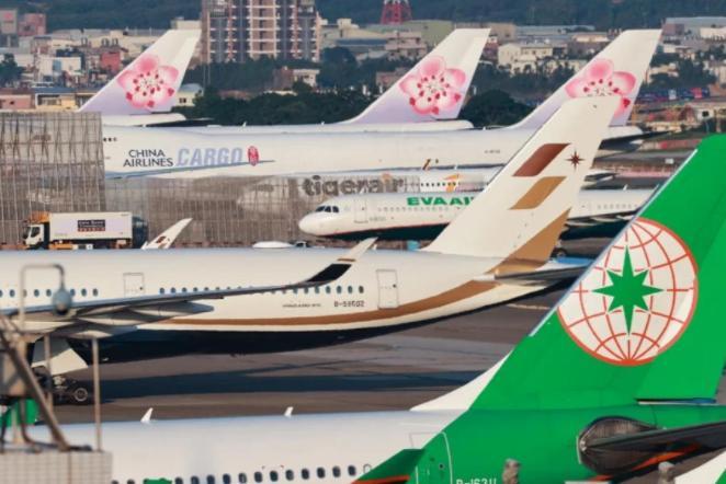 台军终于承认没招了！解放军战机战舰黑压压一片，全面接管台岛上空超10小时。赖清德