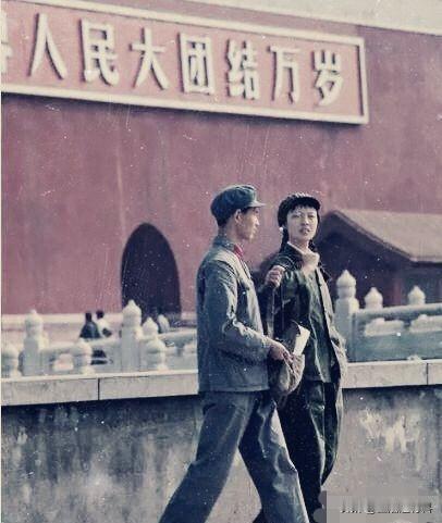 右棍不懂历史，颠倒是非。他们为了抹黑前三十年，把那年代的经济说成是单一公有制，我