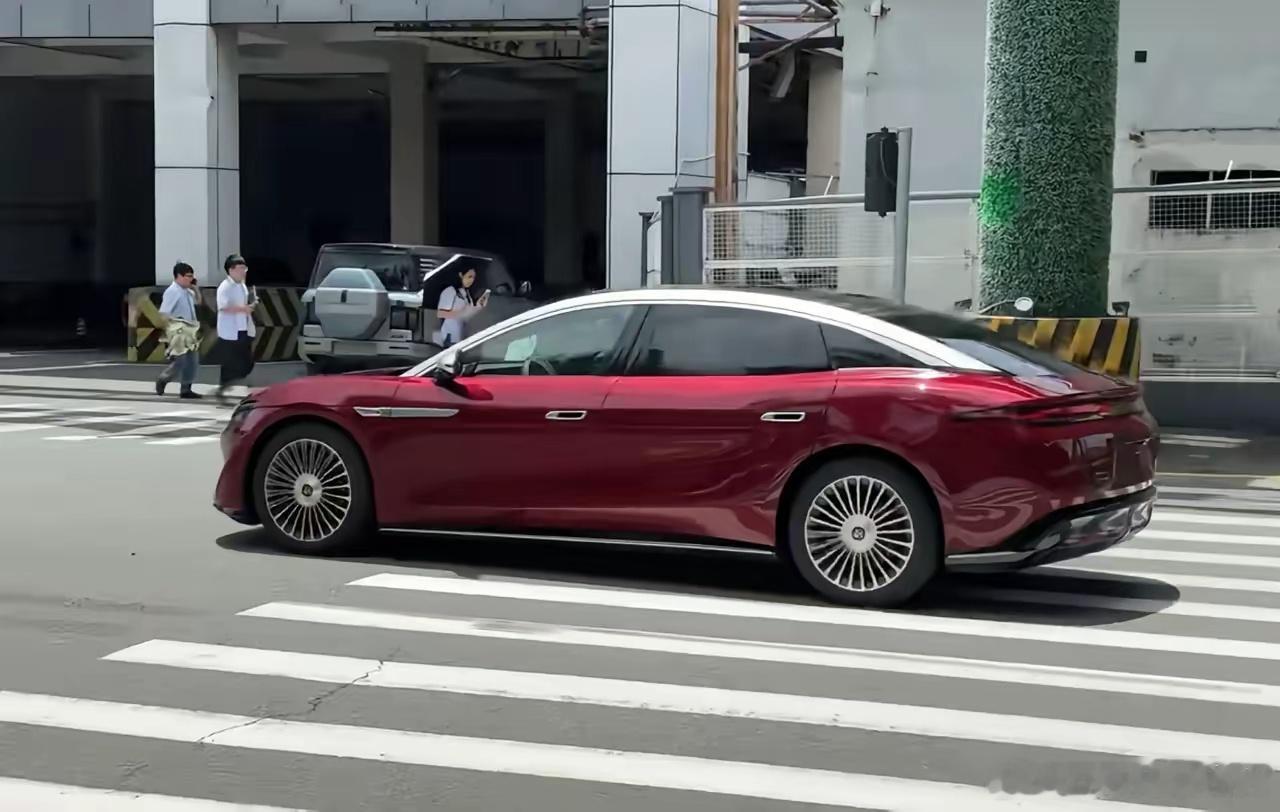 比亚迪大汉红色实车，高不高级？你来看看就知道！