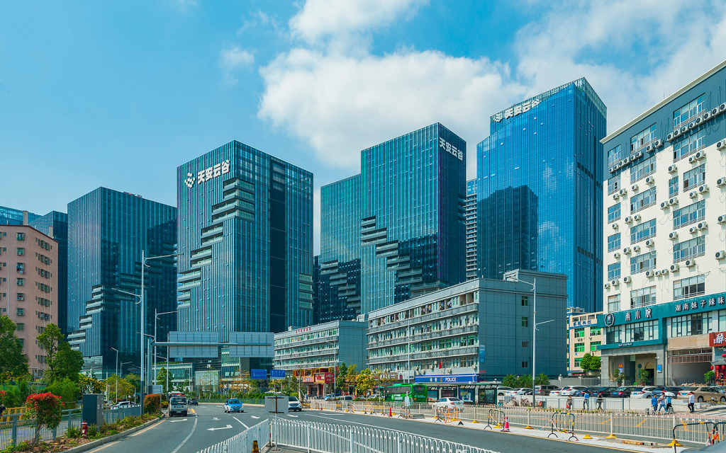 【深圳写字楼成交量创六年新高】深圳上半年写字楼成交量大涨103%深圳市住建局数据