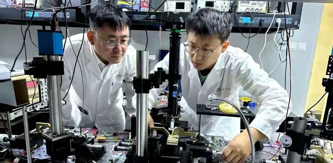 中国传来好消息！2025年8月28日，北京大学与香港城市大学联合团队宣布：全球首