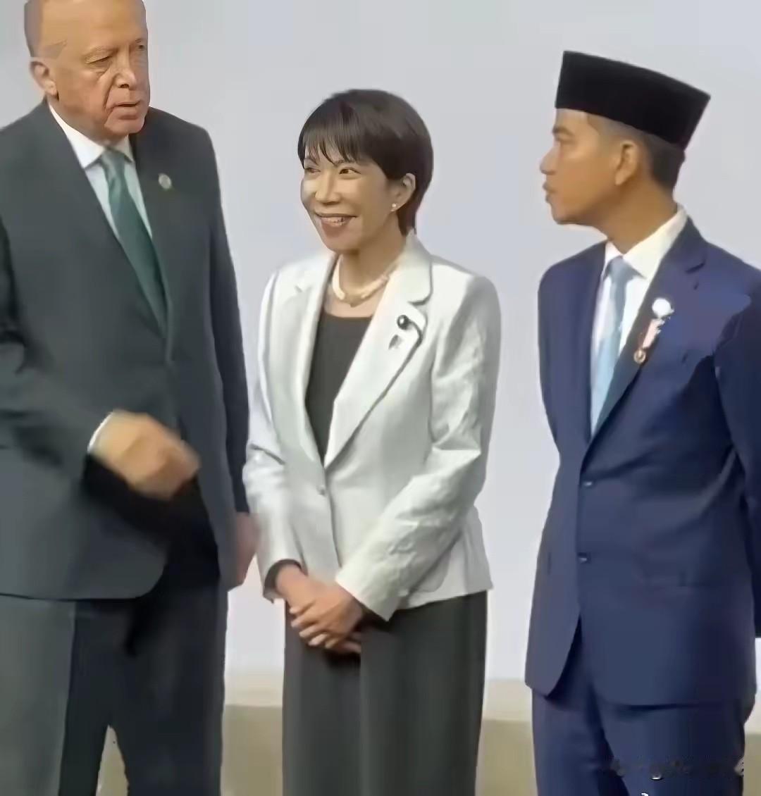 这组照片拍的非常经典，精准展示了高市眼神的变化，微笑到笑眯眯，每个细节全部捕捉到