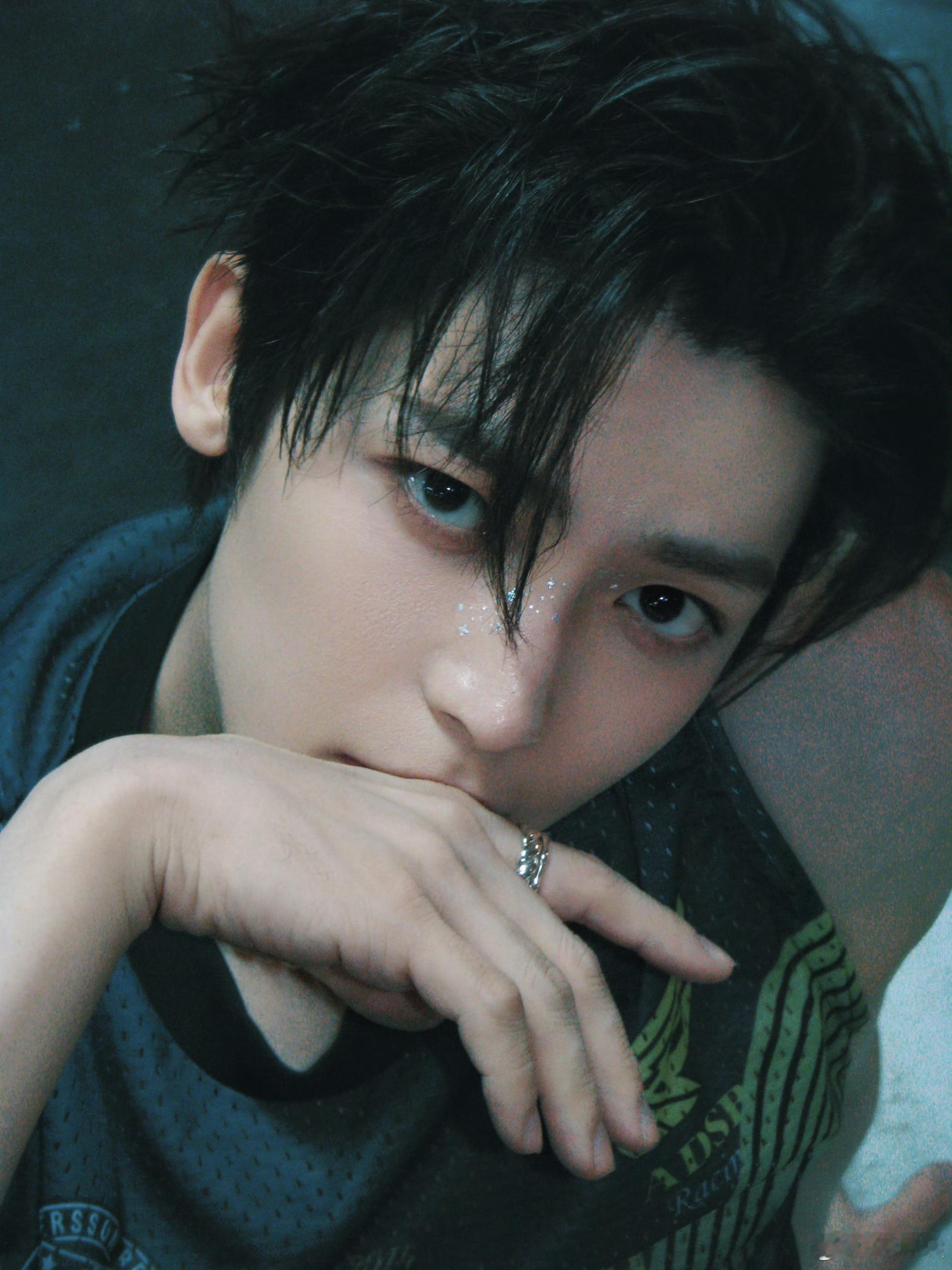 Ⅰ#侯明昊困得睁不开眼还在饭撒#Ⅰ#侯明昊杨无间#Ⅰ#侯明昊演唱会#Ⅰ“感谢你参与了我的青春治愈了稚