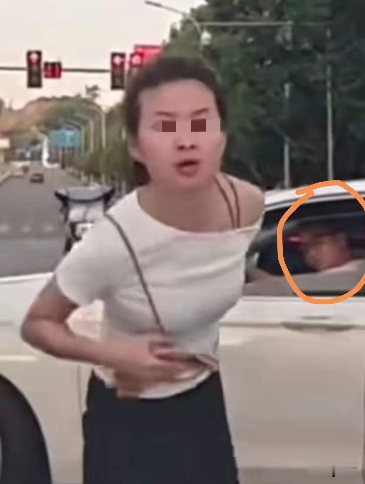 重庆拦车吐吐沫的口水姐可不止是社死这么简单她至少坐实了三项罪名，第一，实线加