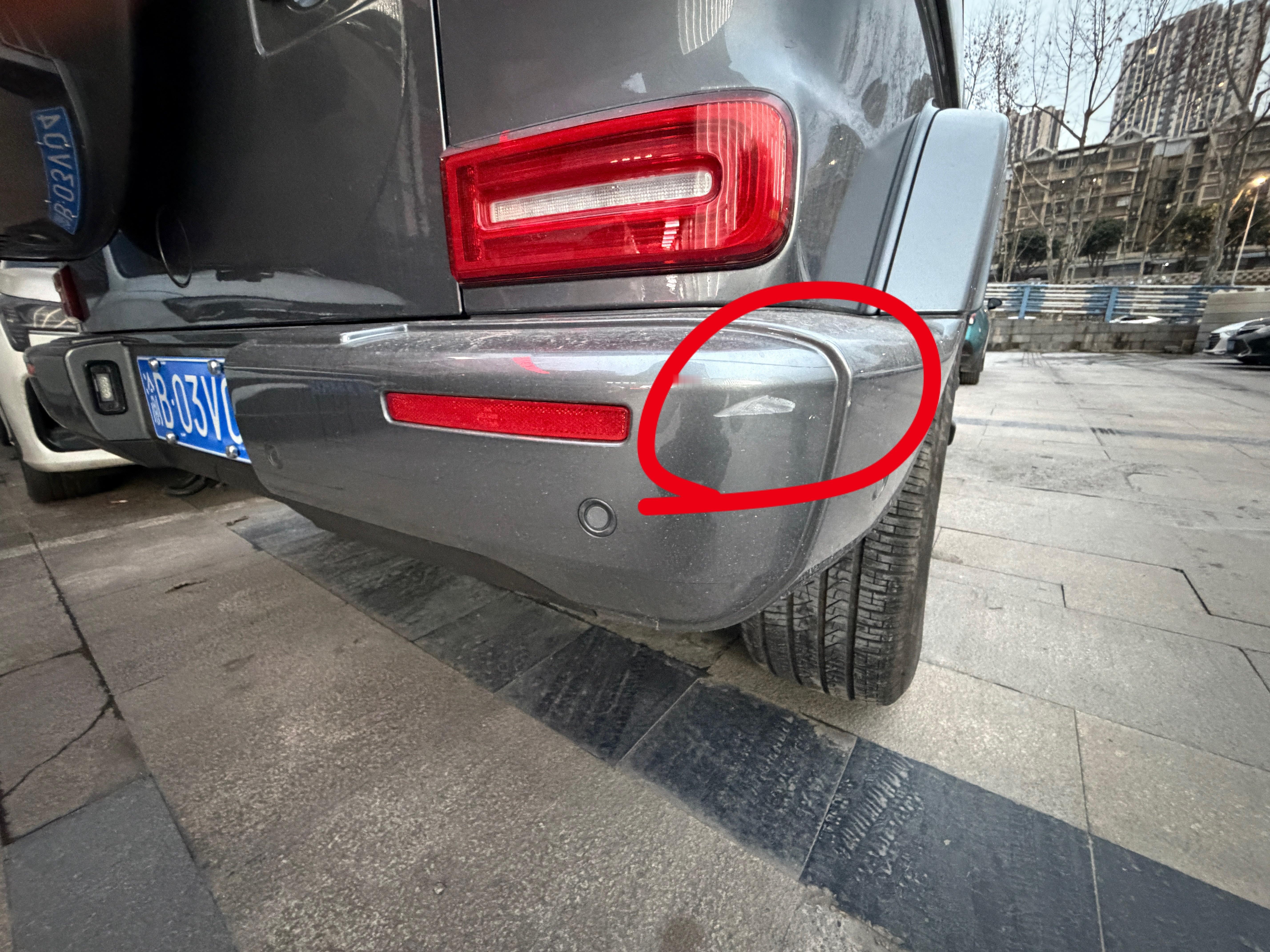 真缺德停楼下被其他车挂了。找不到肇事车辆、哎…自认倒霉