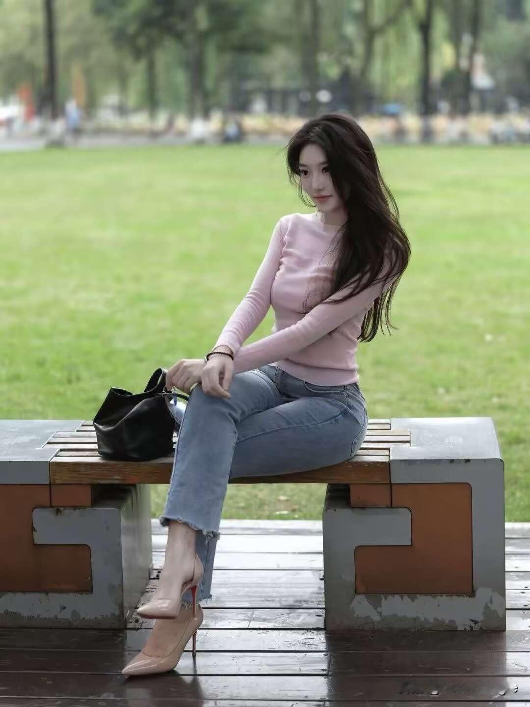夏日公园休闲时光，轻松自在地享受美好时光。