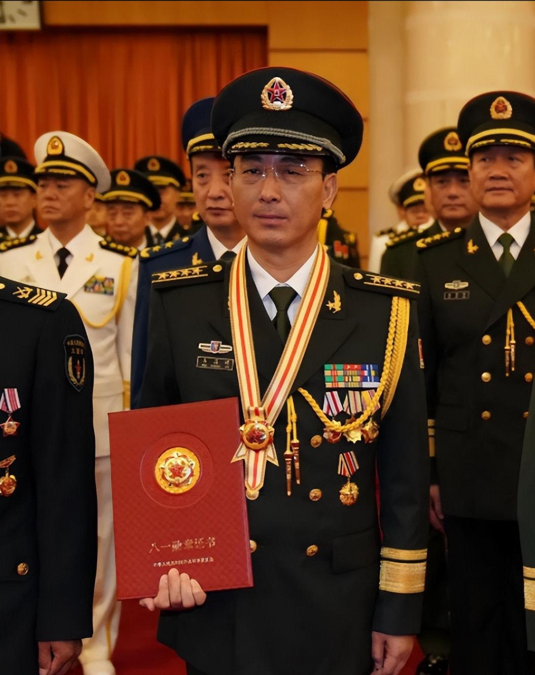 1985年7月，老山前段6号哨位，一名战士看着接连倒下的战友，忍痛将被炸