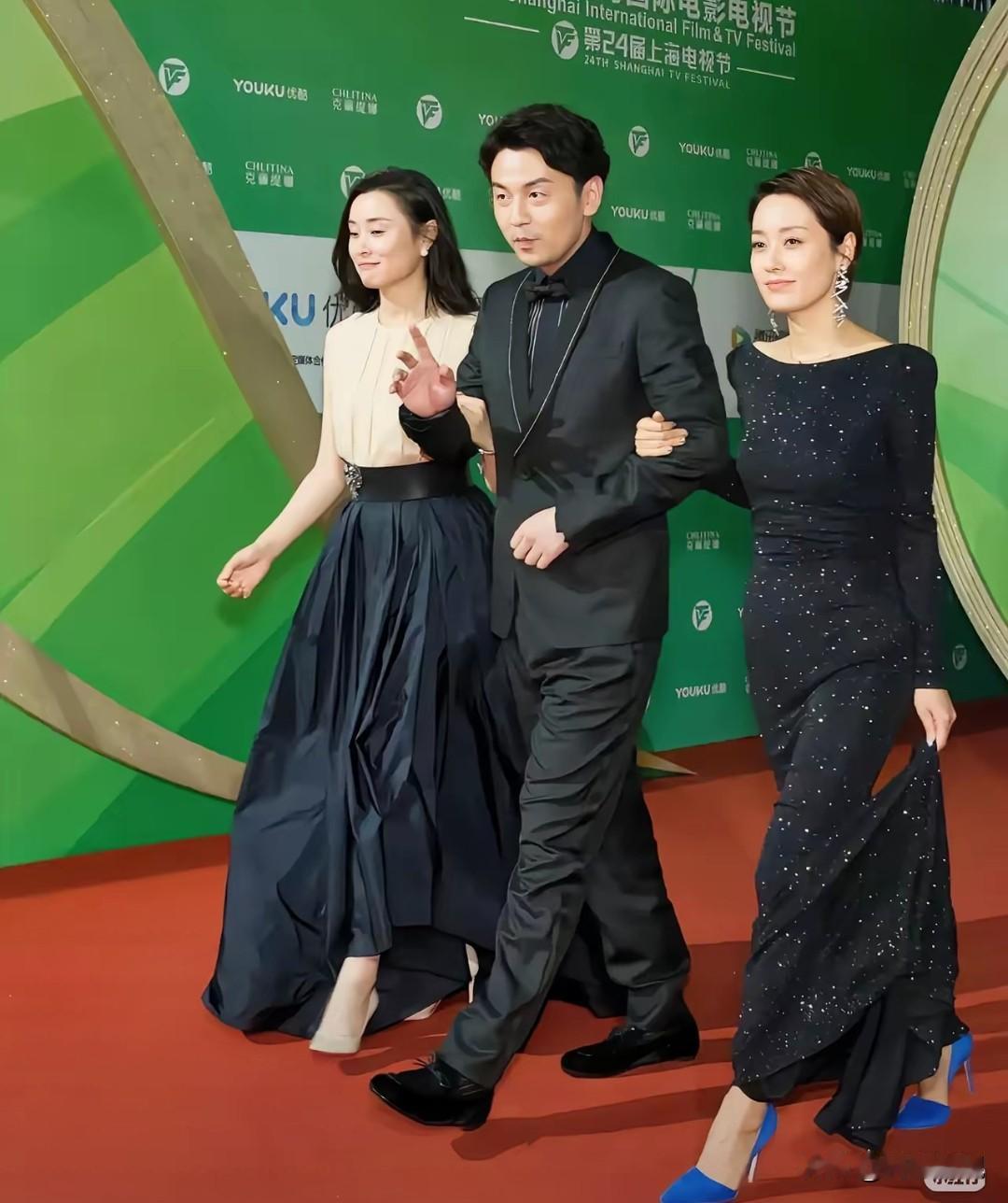 仔细看，左边是细眉飞扬，温婉如莲的吴越，右边是明眸善睐，秀韵多姿的马伊琍。两位上