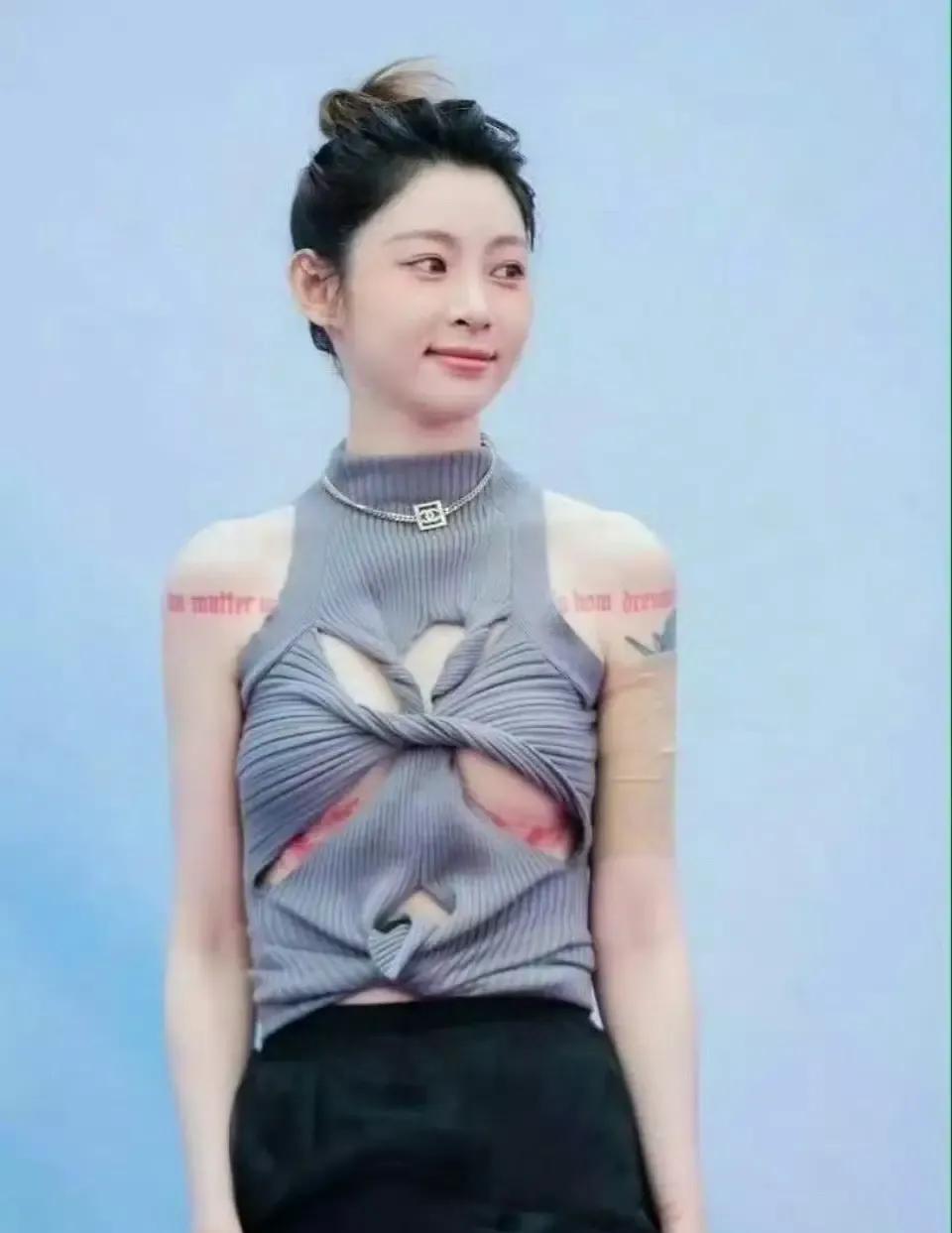 全网都在笑她开老头乐上恋综。直到有人扒出那辆“微型车”的型号。是阿斯顿·马丁