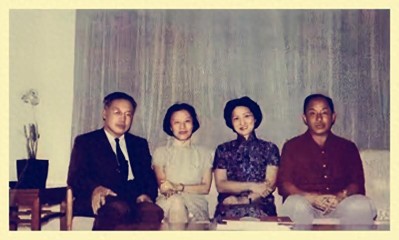 1961年，陶鹏飞张闾瑛夫妇探望父亲张学良时，留下了一张珍贵合影。照片里，张学良