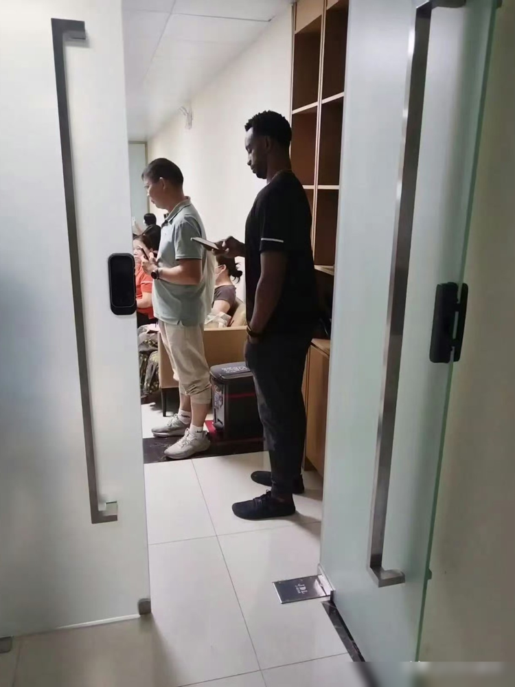 刚官宣就传跑路？广东宏远刚签的内线杀器，人居然还在大洋彼岸！同批官宣的弗格，早就抵队体检、开练了；偏