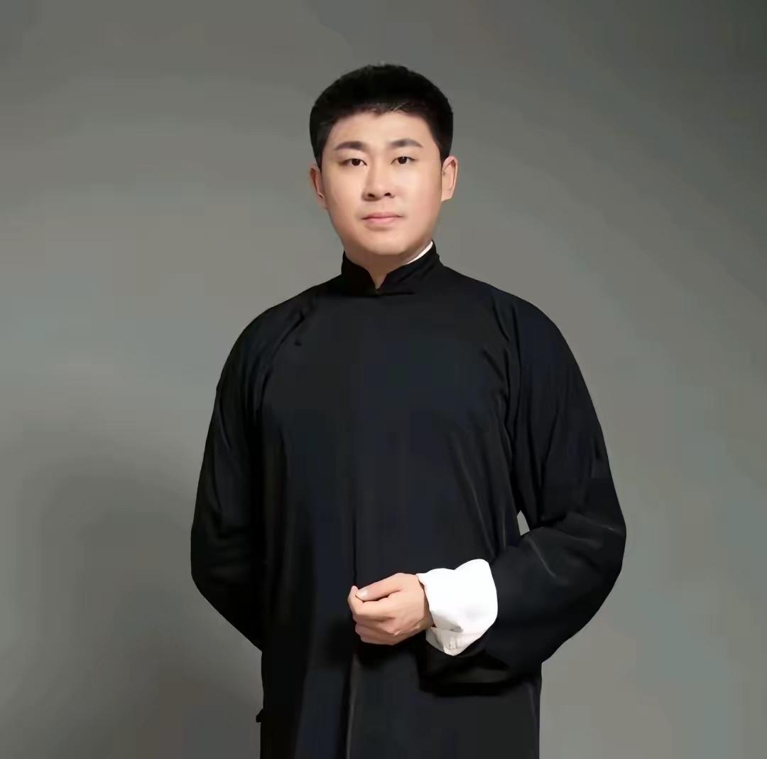 【郭鹤鸣退出德云社之后首发作品，开启复出之路】近日，相声演员郭鹤鸣在短视频发出
