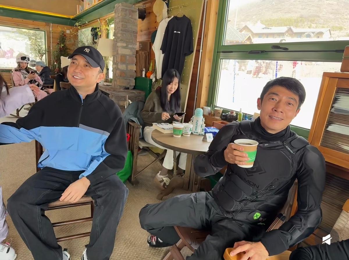 撒贝宁与尼格买提开工后，跑到张家口滑雪，撒贝宁比较苍老，与尼格买提像两代人!