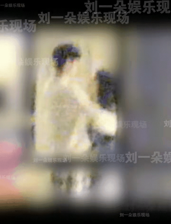 明星亲热时千万记得关好窗帘！[捂脸哭]今天流量小花周也的恋情被曝光了。因为